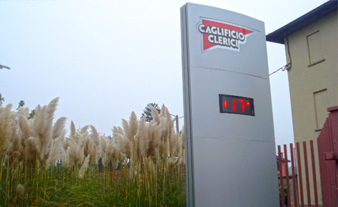 Totem Caglificio Clerici, con display luminoso