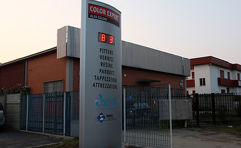 Totem Alfa Colori, con display luminoso
