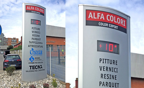 Totem Alfa Colori, con display luminoso